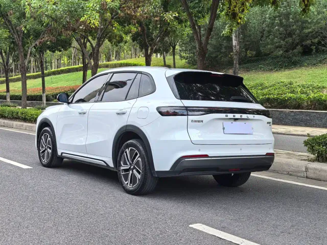 Geely Galaxy Starship 7 EM-i — Фото автомобиля 4