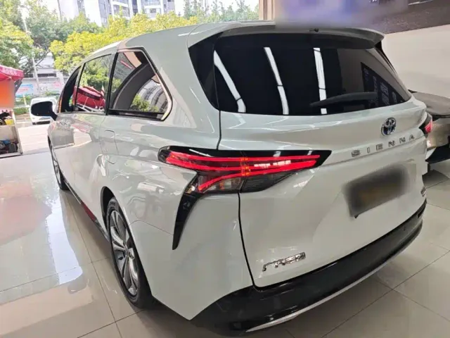 Toyota Sienna — Фото автомобиля 4