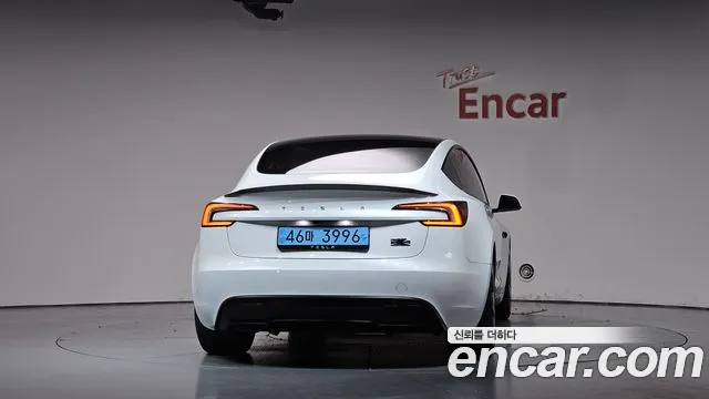 Tesla Model 3 — Фото автомобиля 4