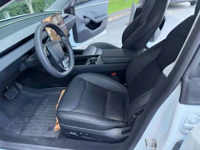 Tesla Model 3 — Фото автомобиля 4