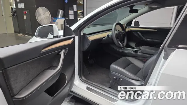 Tesla Model Y — Фото автомобиля 10