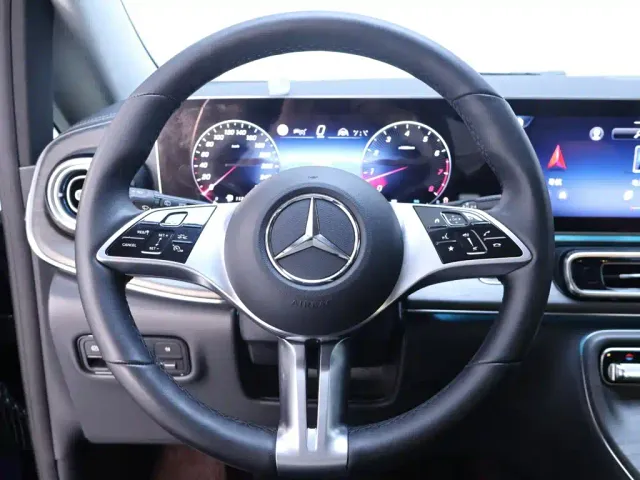 Mercedes-Benz V-Class — Фото автомобиля 16