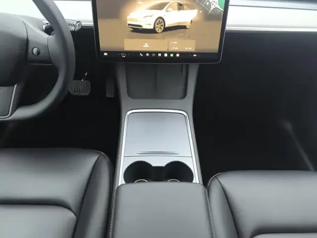 Tesla Model Y — Фото автомобиля 16