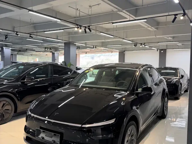 Фотография автомобиля — Tesla Model Y L