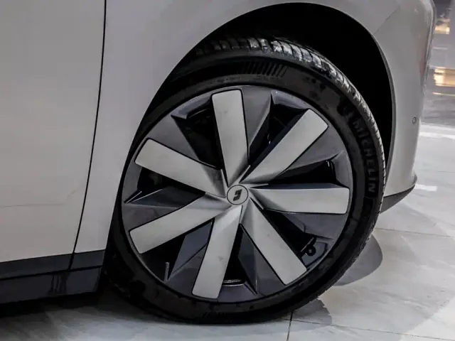 Li Auto i8 — Фото автомобиля 9