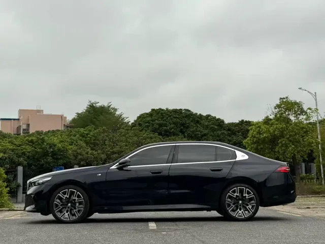 BMW 5 Series — Фото автомобиля 16