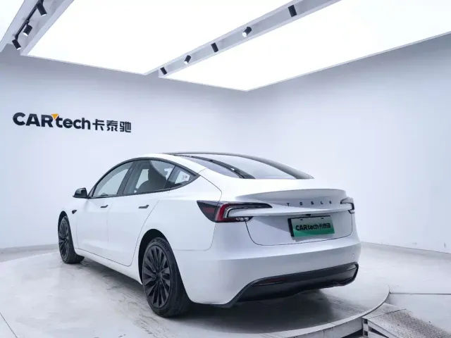 Tesla Model 3 — Фото автомобиля 12