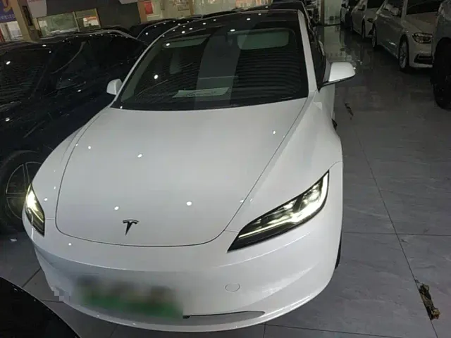 Tesla Model 3 — Фото автомобиля 2