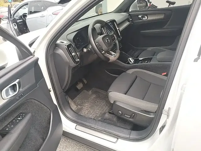 Volvo XC40 — Фото автомобиля 15