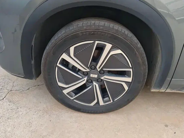 Geely Galaxy Starship 7 EM-i — Фото автомобиля 6