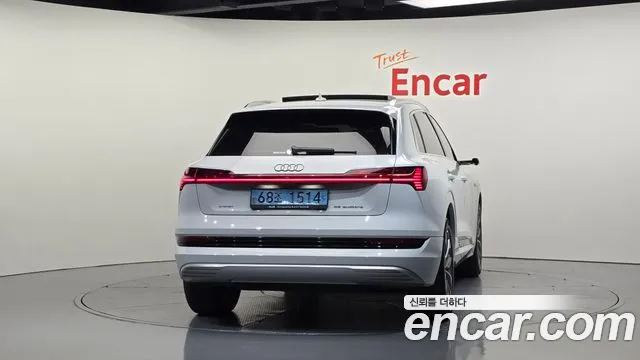 Audi e-tron — Фото автомобиля 4