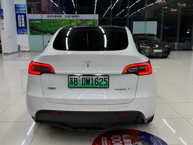 Tesla Model Y — Фото автомобиля 7