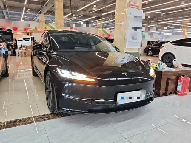 Tesla Model 3 — Фото автомобиля 3