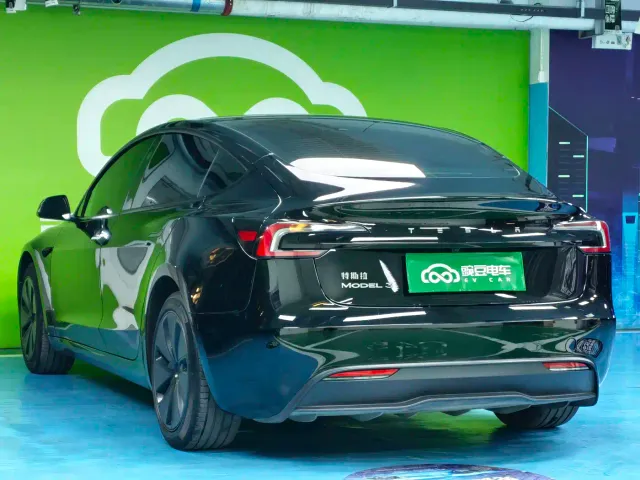 Tesla Model 3 — Фото автомобиля 16