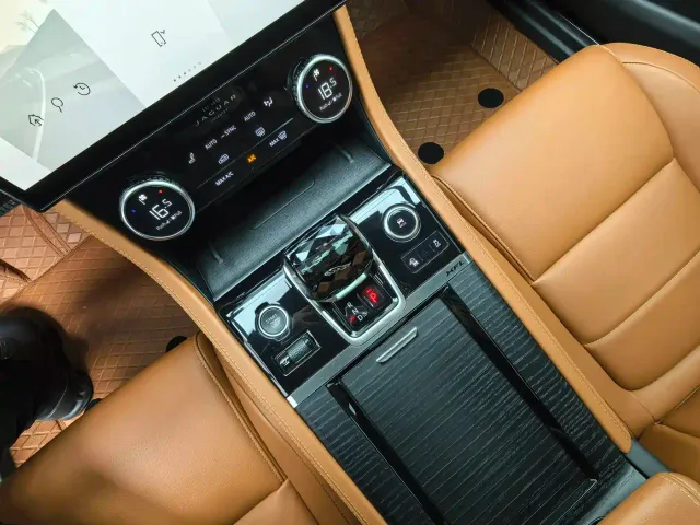 Jaguar XFL — Фото автомобиля 9
