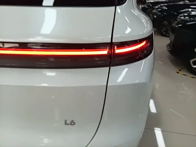Li Auto L6 — Фото автомобиля 7