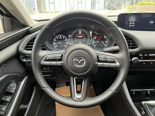 Mazda Axela — Фото автомобиля 10