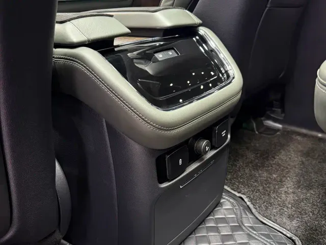 Lincoln Navigator — Фото автомобиля 14