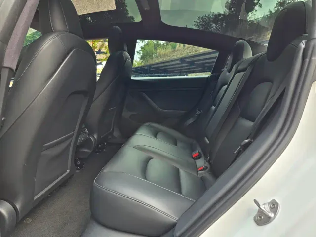 Tesla Model 3 — Фото автомобиля 12