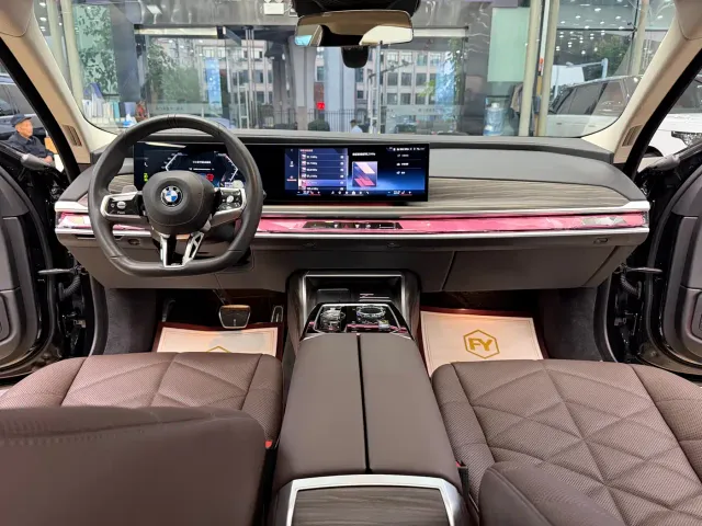 BMW 7 Series — Фото автомобиля 11