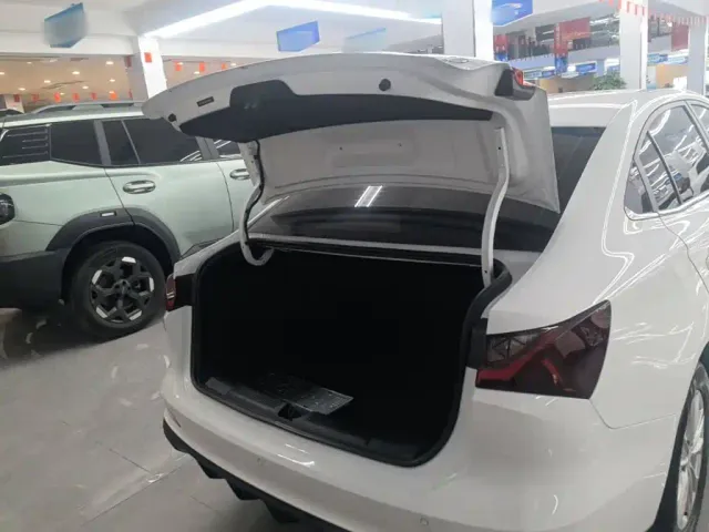 Roewe i5 — Фото автомобиля 18