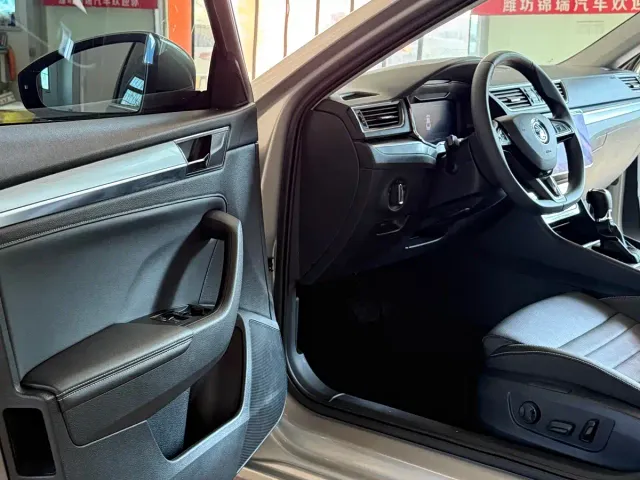 Skoda Superb — Фото автомобиля 14