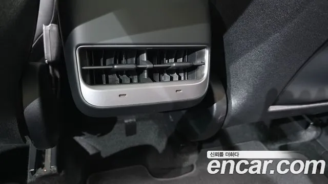 Tesla Model Y — Фото автомобиля 29