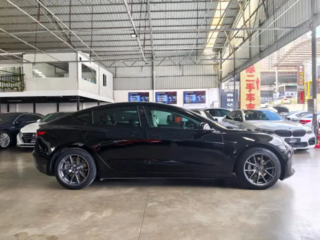 Tesla Model 3 — Фото автомобиля 3