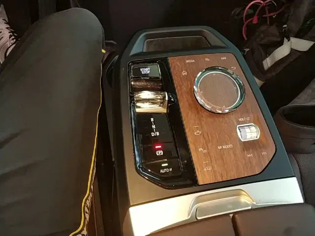 BMW iX — Фото автомобиля 13