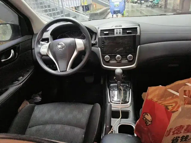 Nissan Tiida — Фото автомобиля 12