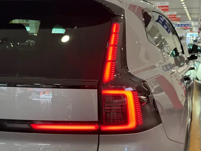 Volvo XC70 Plug-in Hybrid — Фото автомобиля 6