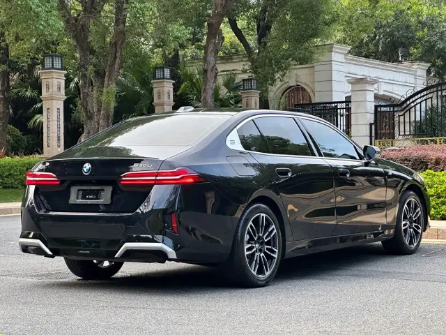 BMW 5 Series — Фото автомобиля 9