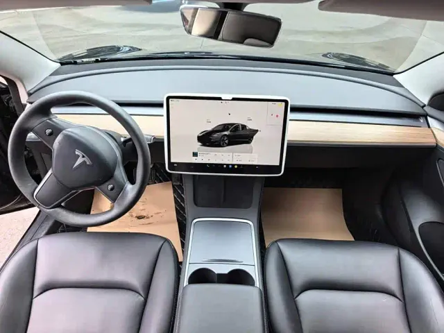 Tesla Model 3 — Фото автомобиля 9