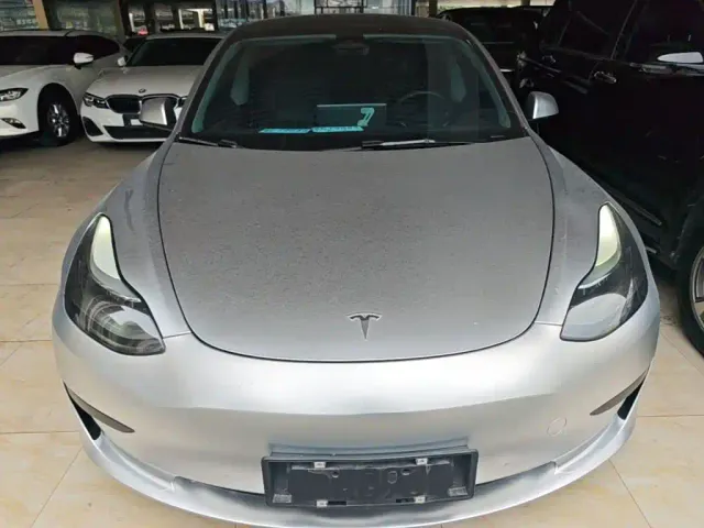 Tesla Model 3 — Фото автомобиля 2