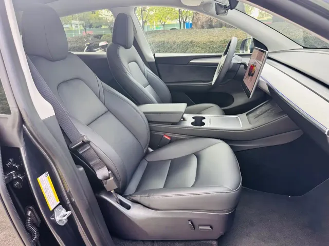 Tesla Model Y — Фото автомобиля 16