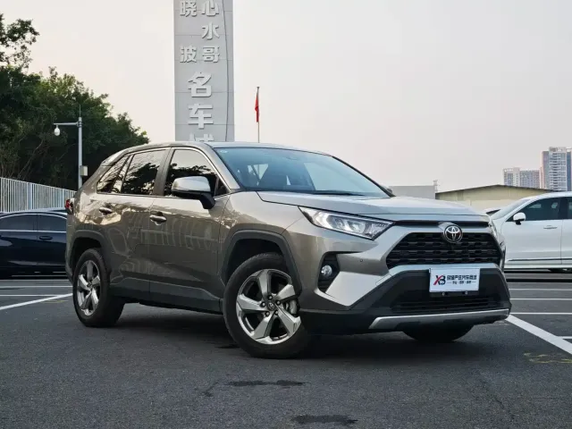 Toyota RAV4 — Фото автомобиля 3