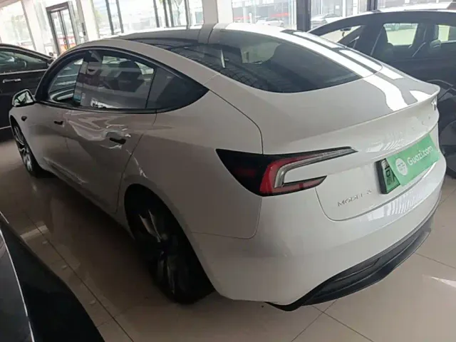 Tesla Model 3 — Фото автомобиля 4