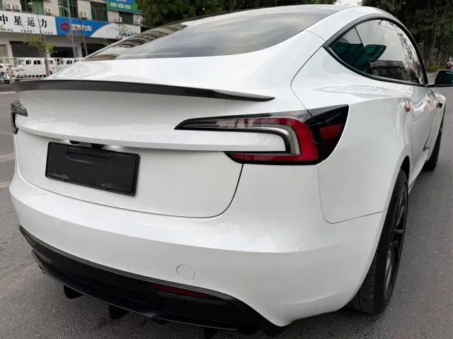 Tesla Model 3 — Фото автомобиля 30