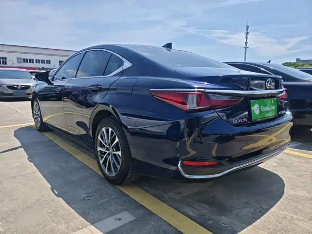 Lexus ES — Фото автомобиля 4