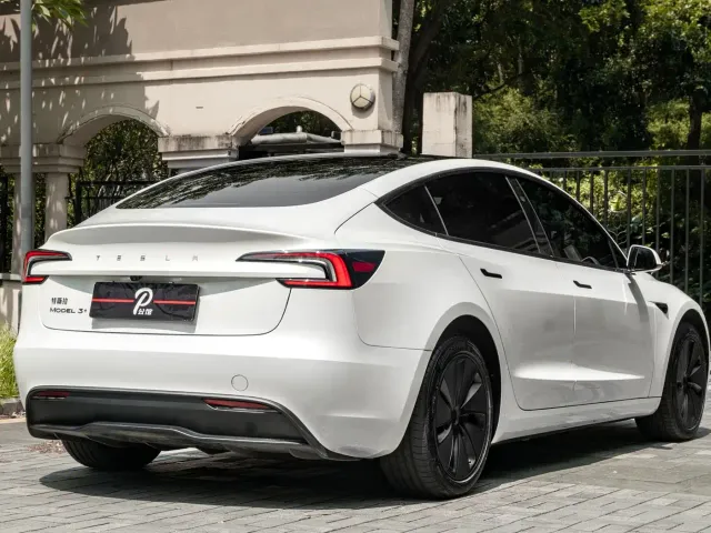 Tesla Model 3 — Фото автомобиля 6