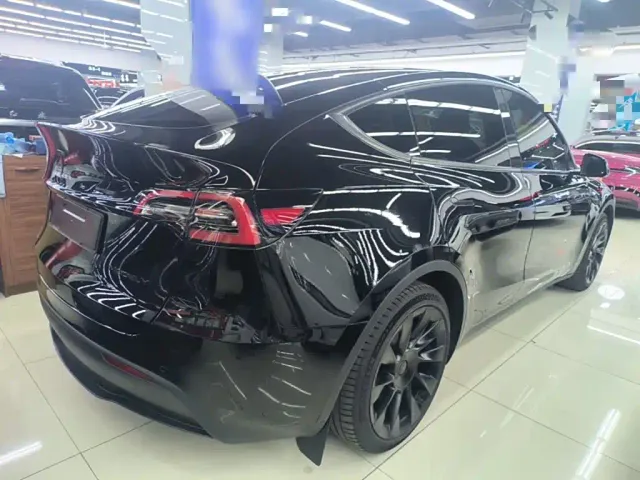 Tesla Model Y — Фото автомобиля 6