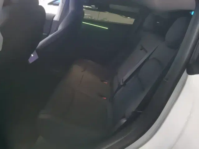 Tesla Model Y — Фото автомобиля 16