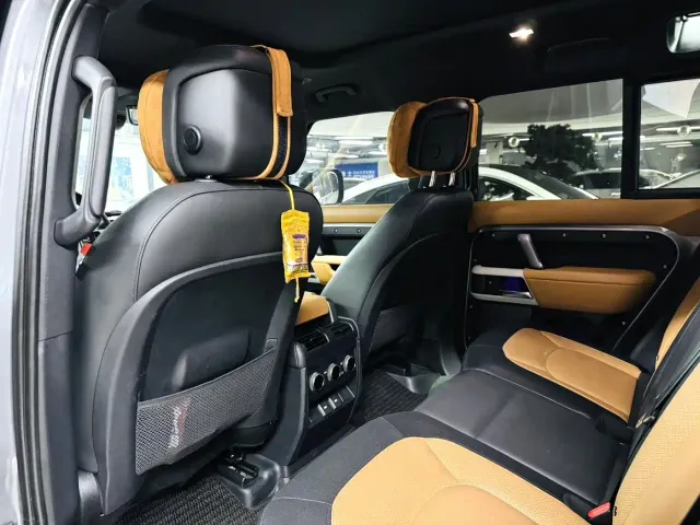 Land Rover Defender — Фото автомобиля 7