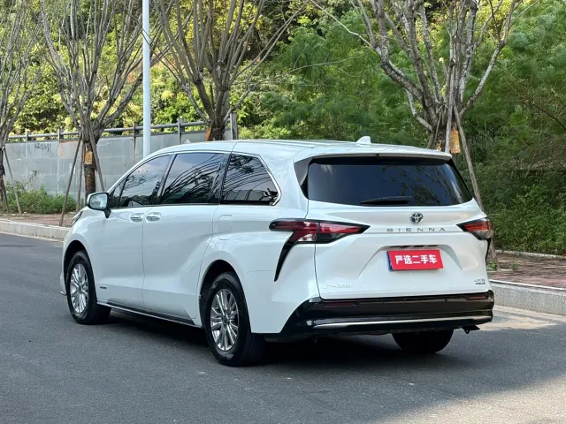 Toyota Sienna — Фото автомобиля 9