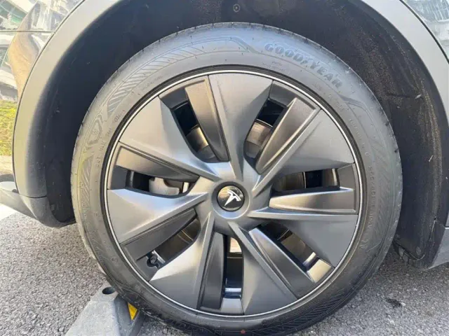 Tesla Model Y — Фото автомобиля 8
