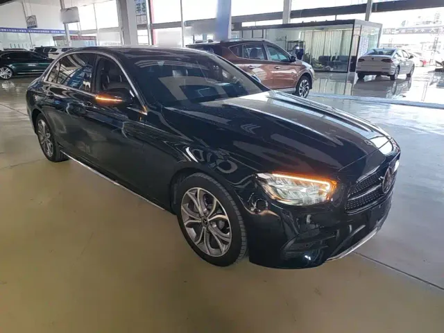 Mercedes-Benz E-Class — Фото автомобиля 3