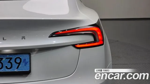Tesla Model 3 — Фото автомобиля 20