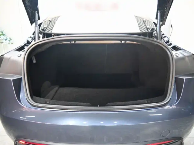 Tesla Model 3 — Фото автомобиля 17