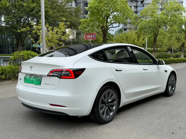 Tesla Model 3 — Фото автомобиля 6