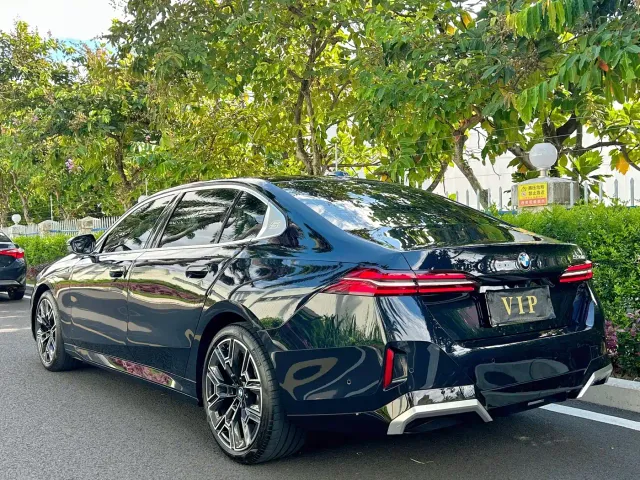 BMW BMW 5 Series 2024 530Li Premium M Sport Package — Фото автомобиля 9